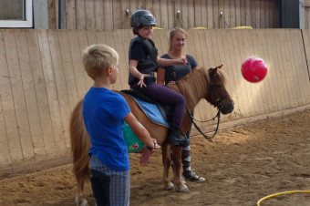 Gut Rodderhof, Reitanlage Köln – Ferienkurs, beim Ballspiel