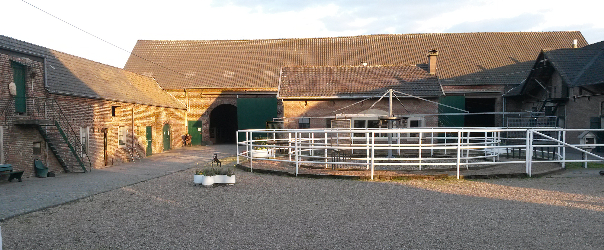 Bild Banner Lehrgänge Ansicht Hof